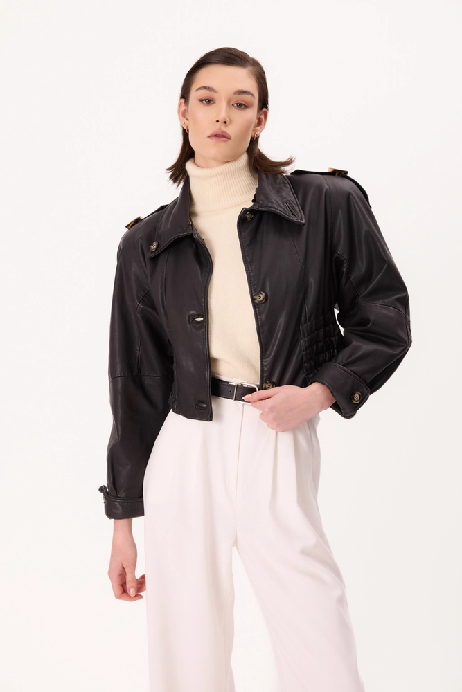 BLACK FITTED SHORT LEATHER JACKET