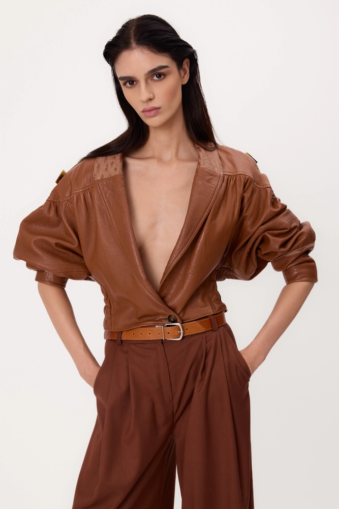 SHORT BROWN WAISTED PETITE BROWN LEATHER JACKET WITH DECORATIVE COLLAR