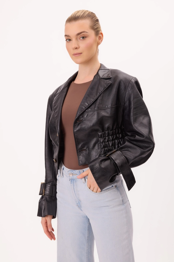 SHORT WAISTED BLACK LEATHER JACKET MADE OF SMOOTH GLITTERING LEATHER