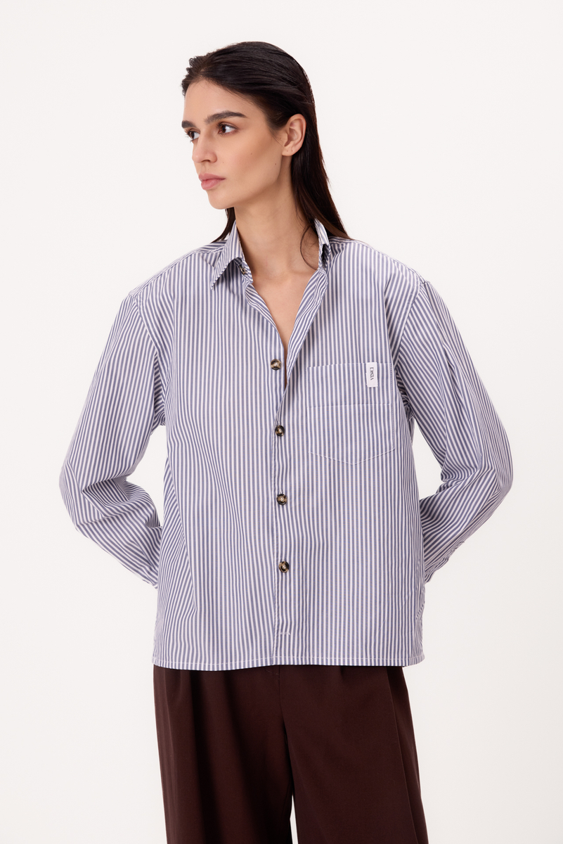 NIEBIESKA PETITE KOSZULA OVERSIZE W PASKI Z ODPINANYMI PODUCHAMI