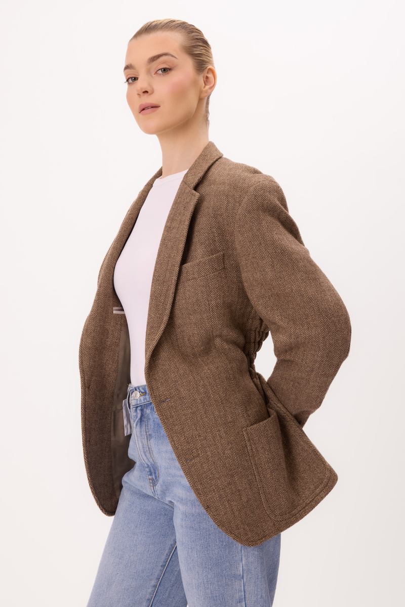 LONG LIGHT BROWN SLIM-TAIL BLAZER WITH A HERRINGBONE PATTERN