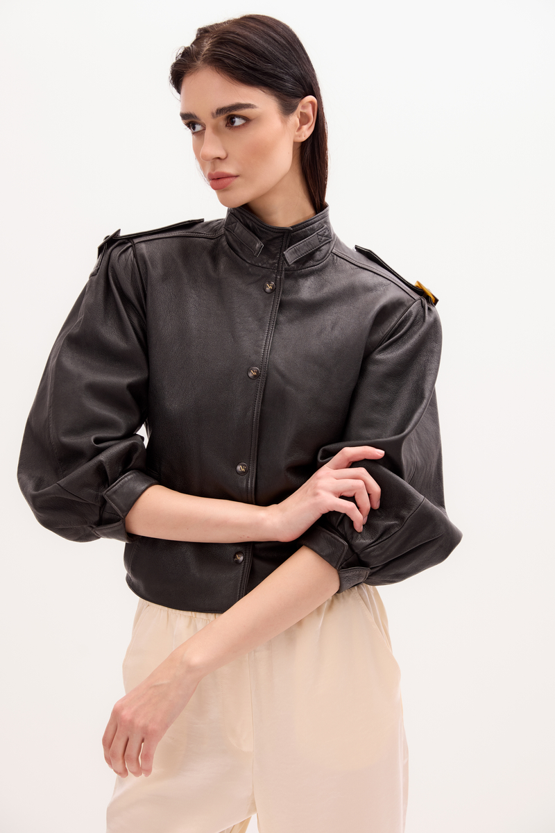 CZARNA KURTKA SKÓRZANA Z RZĘDAMI GUM W TALII I PAGONAMI NA RĘKAWACH