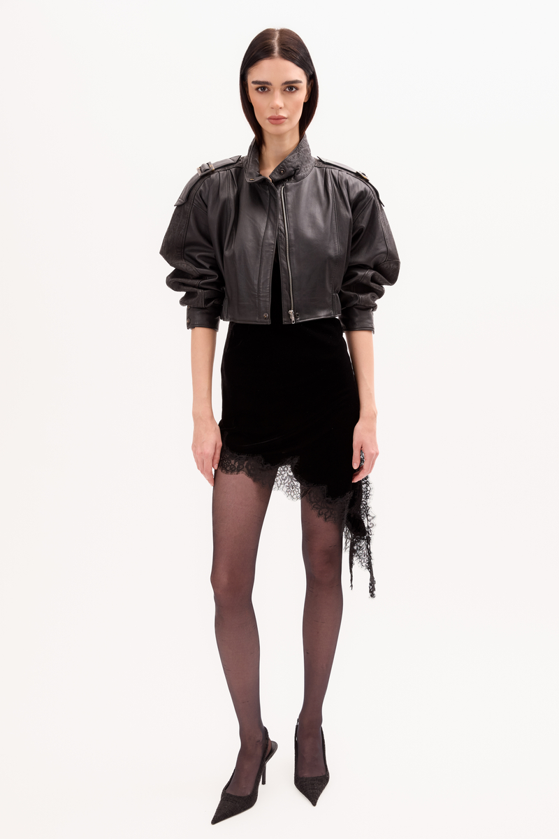 BLACK SHORT LEATHER JACKET WITH A DECORATIVE PATTERN