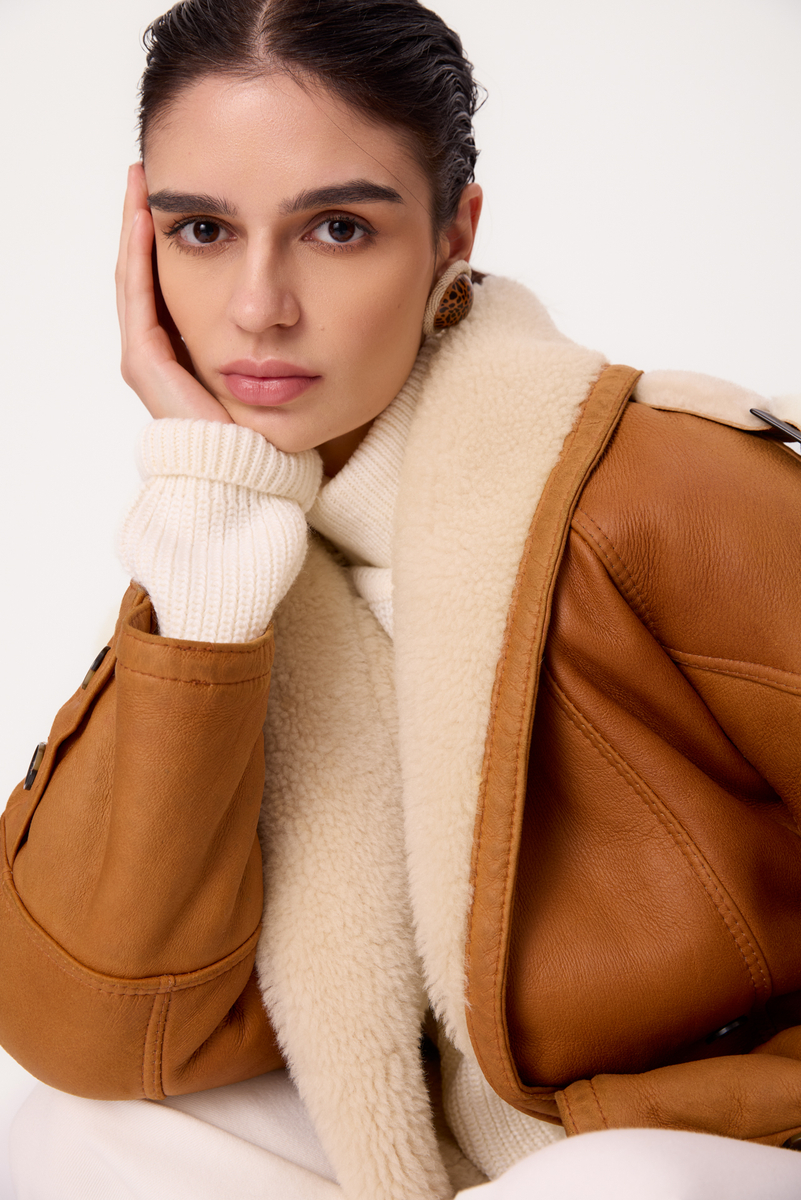 RED NATURAL SHEEPSKIN COAT WITH WHITE FUR, ADJUSTABLE AT THE WAIST