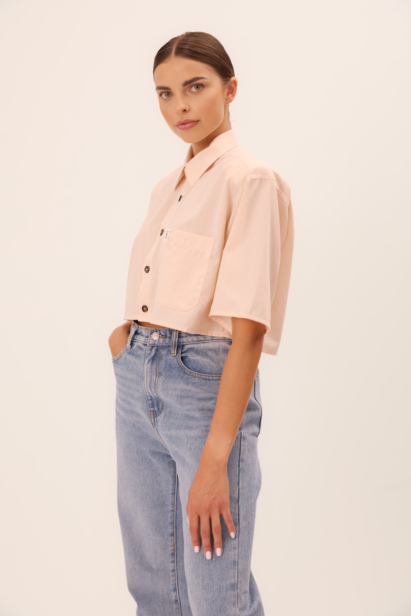 SHORT PEACH SHIRT WITH A DELICATE STRIP WITH DETACHABLE WIDE PADS