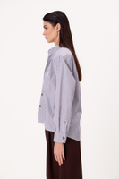 NIEBIESKA PETITE KOSZULA OVERSIZE W PASKI Z ODPINANYMI PODUCHAMI
