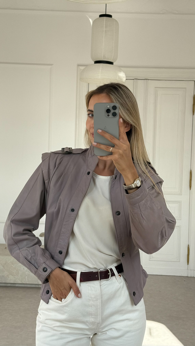 SHORT GRAY ADJUSTABLE WAIST LEATHER JACKET WITH WIDE SHOULDER