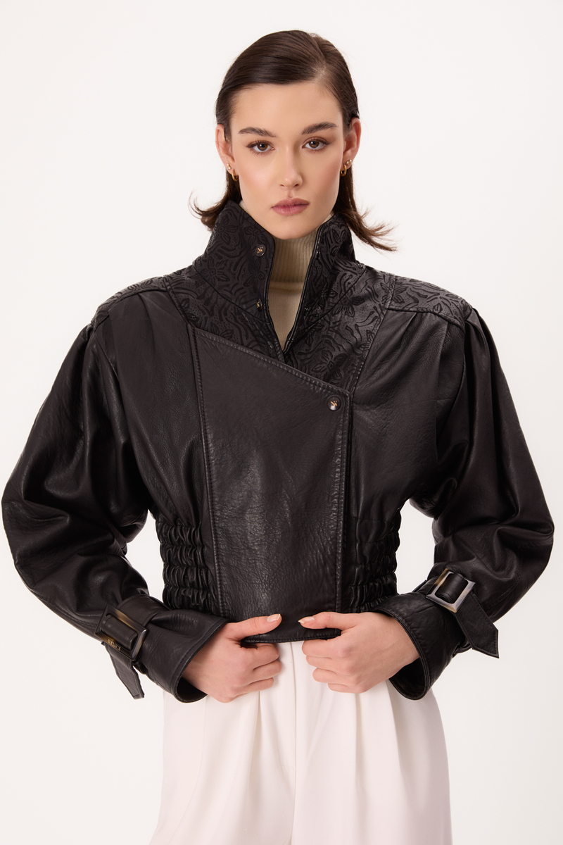 CZARNA SKÓRZANA RAMONESKA Z OZDOBNYMI TŁOCZENIAMI