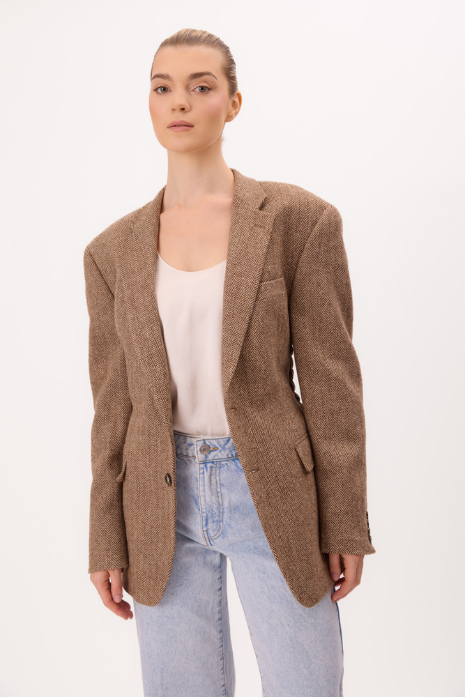 LONG LIGHT BROWN SLIM-TAIL BLAZER WITH A HERRINGBONE PATTERN