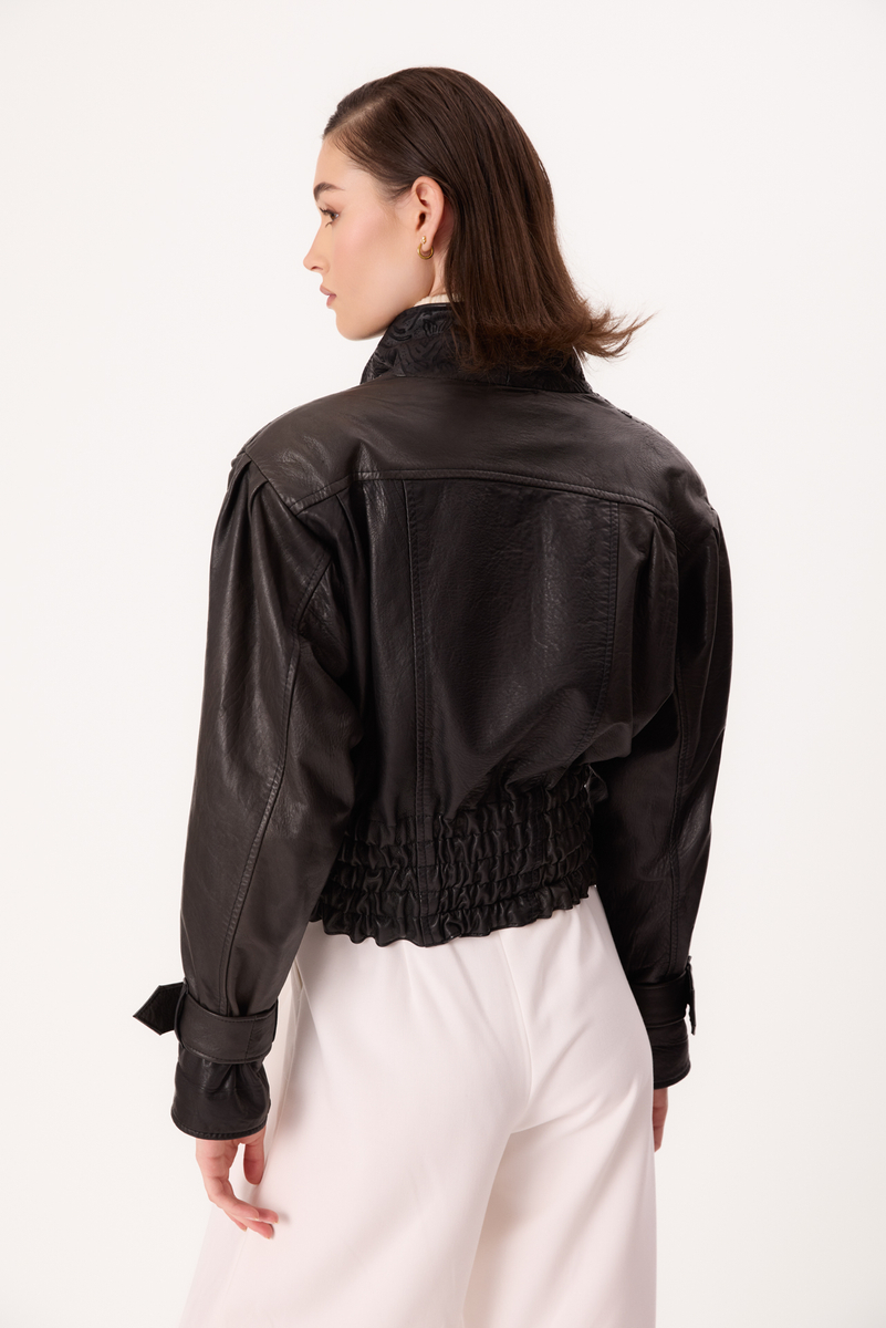 CZARNA SKÓRZANA RAMONESKA Z OZDOBNYMI TŁOCZENIAMI