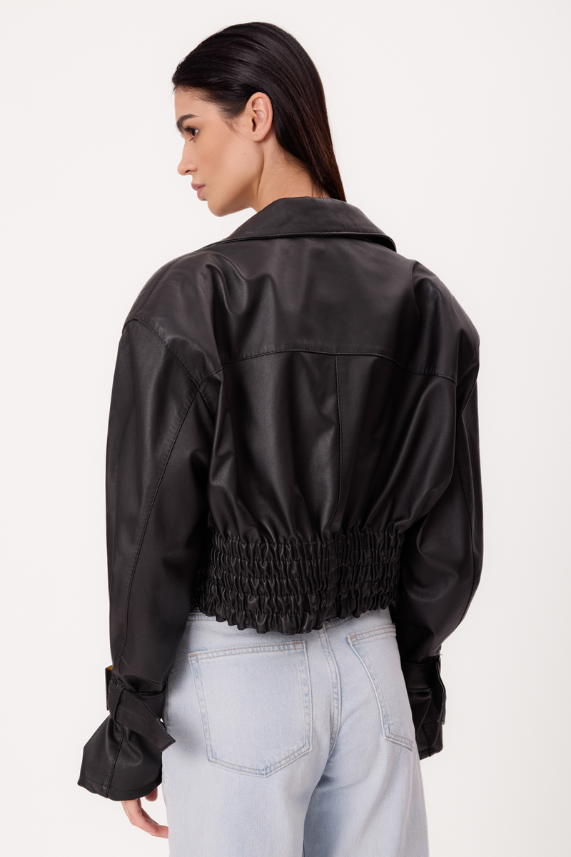 KRÓTKA CZARNA REGULOWANA W TALII KURTKA SKÓRZANA REGULAR Z KLAMRAMI