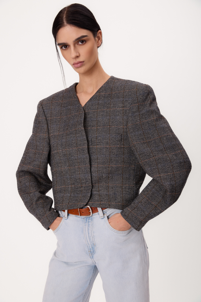 KRÓTKA PROSTA SZARA MARYNARKA PETITE W NIEBIESKĄ KRATĘ MODEL No9