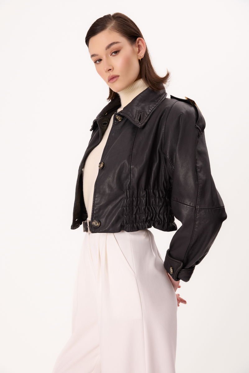 BLACK FITTED SHORT LEATHER JACKET