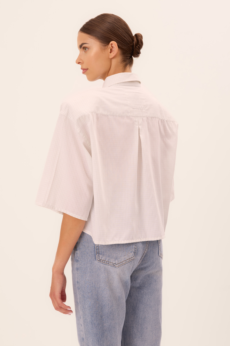 WHITE SHORT OVERSIZED SHIRT WITH A DELICATE CHECKERED PATTERN WITH WIDE DETACHABLE SHOULDER