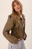 KRÓTKA TALIOWANA SKÓRZANA RAMONESKA W KOLORZE KHAKI