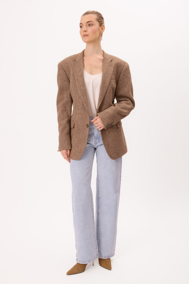 LONG LIGHT BROWN SLIM-TAIL BLAZER WITH A HERRINGBONE PATTERN