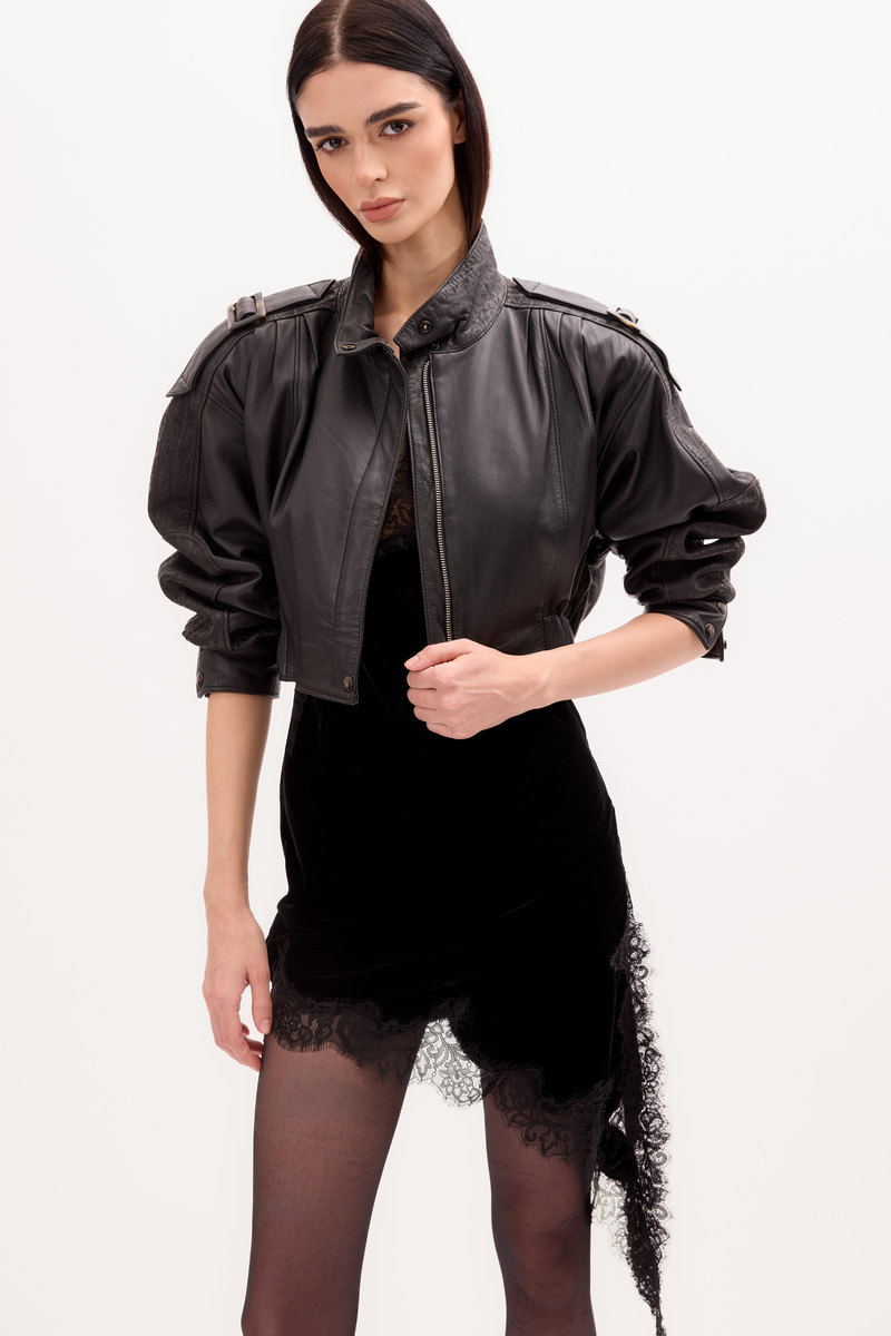 BLACK SHORT LEATHER JACKET WITH A DECORATIVE PATTERN