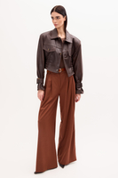 CZEKOLADOWA TALIOWANA KURTKA SKÓRZANA Z KLAMRAMI NA REKAWACH 