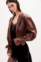 BRĄZOWA SKÓRZANA KURTKA Z KLAMRAMINA RĘKAWACG I MOCNYMI RAMIONAMI 