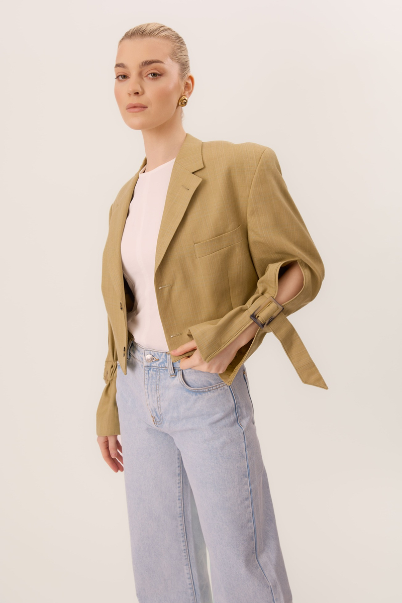 TALIOWANA MARYNARKA Z ROZCIĘCIAMI I KLAMRAMI NA RĘKAWACH MODEL No8 
