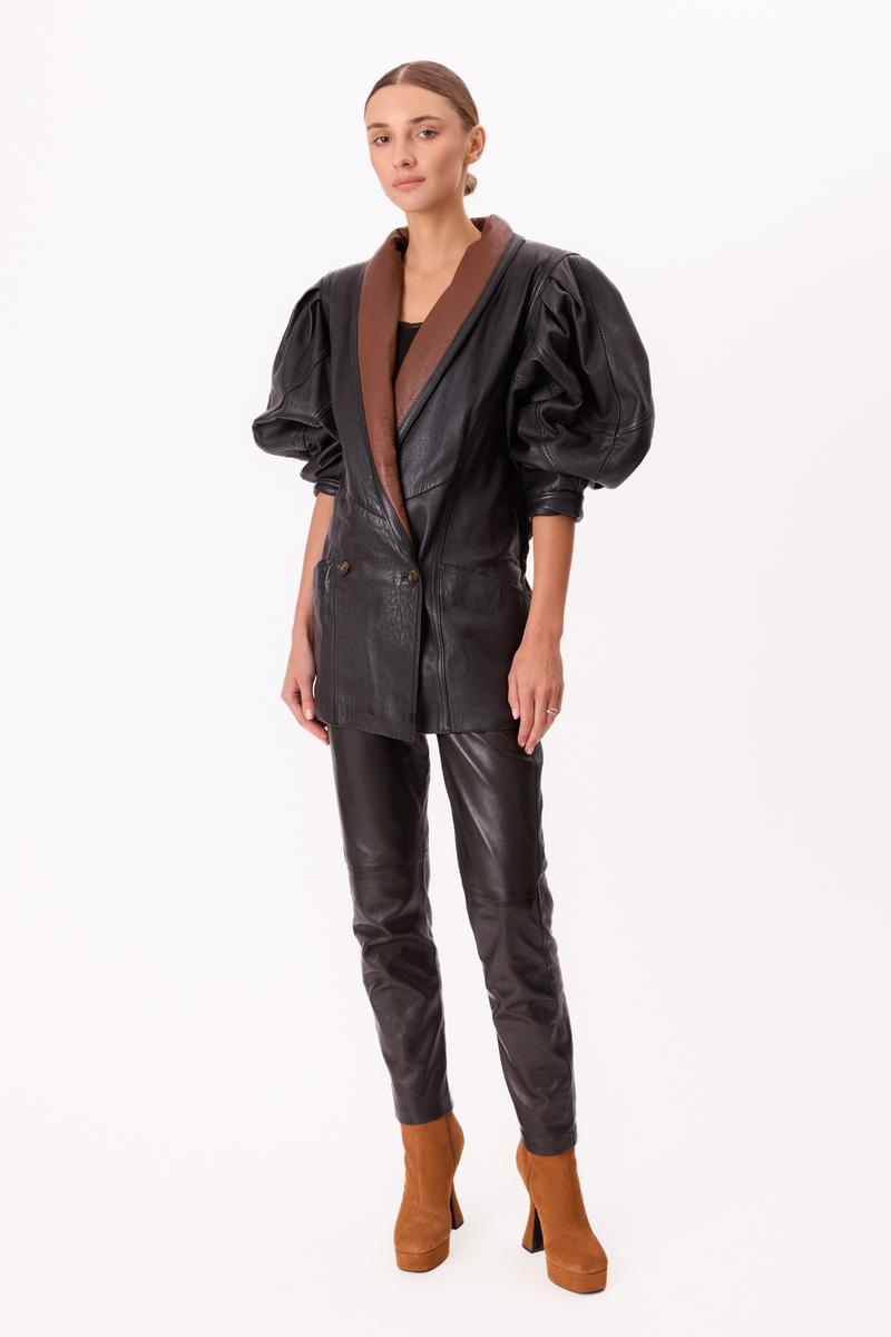 DŁUGA CZARNO-BRĄZOWA TALIOWANA KURTKA SKORZANA Z SZEROKIMI RAMIONAMI