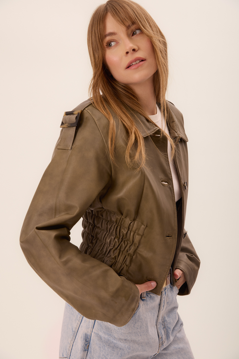 KRÓTKA TALIOWANA SKÓRZANA RAMONESKA W KOLORZE KHAKI