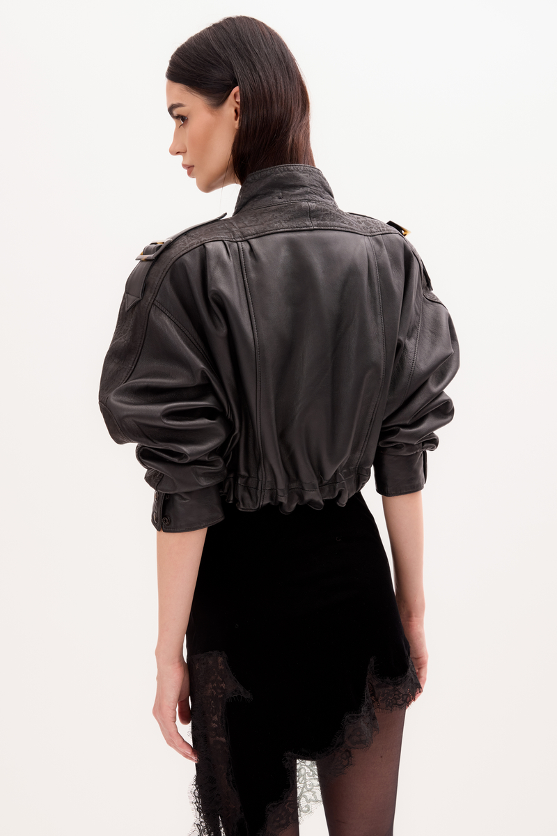 BLACK SHORT LEATHER JACKET WITH A DECORATIVE PATTERN