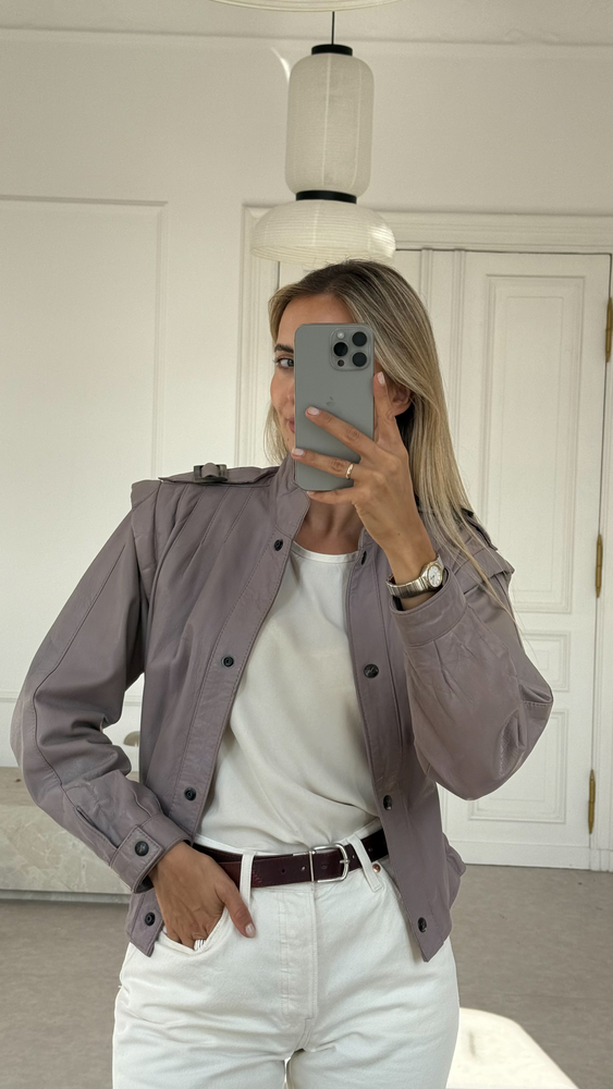 SHORT GRAY ADJUSTABLE WAIST LEATHER JACKET WITH WIDE SHOULDER