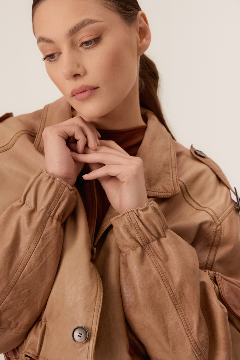 BEIGE SHORT LEATHER JACKET WITH POCKETS IN BOMBER CUT