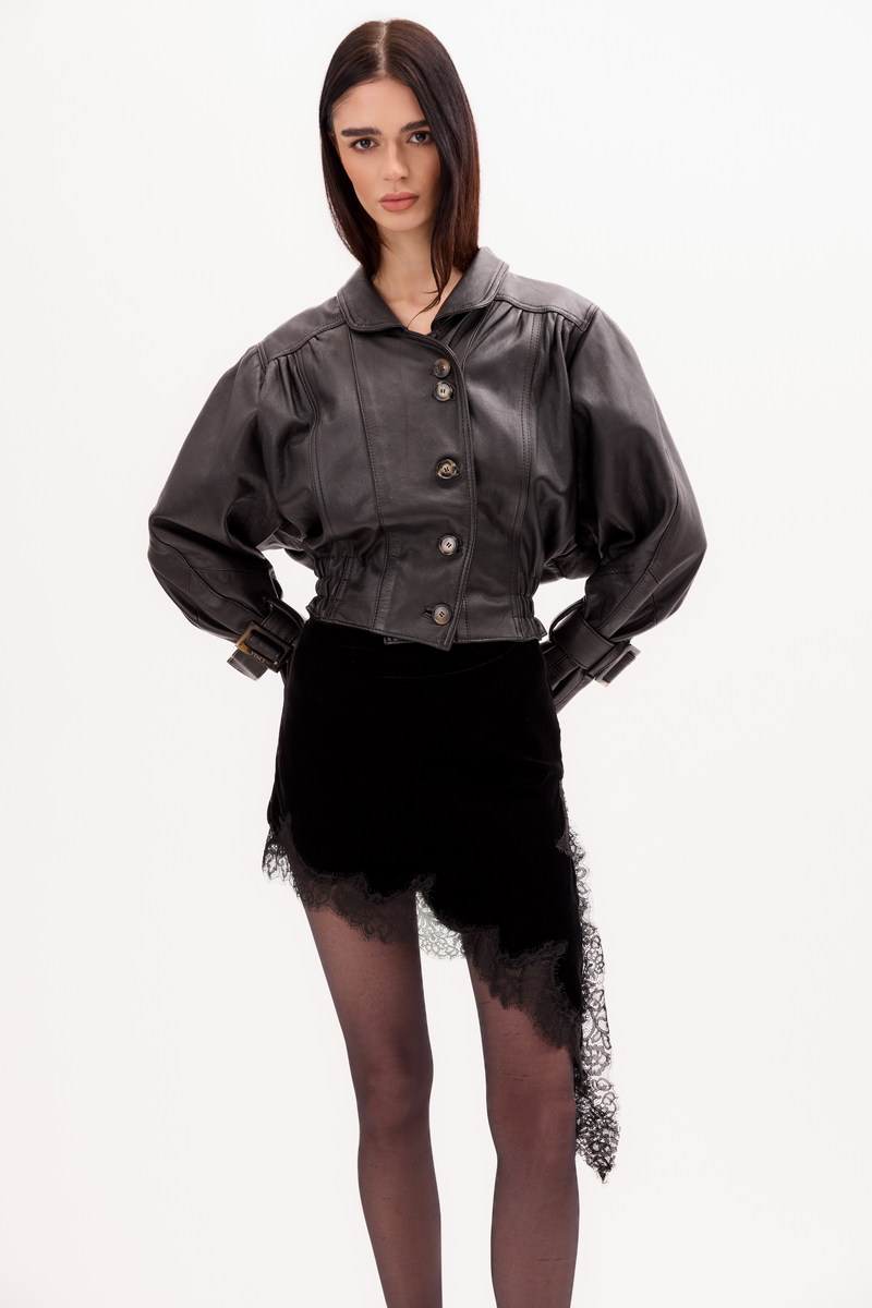 CZARNA SKÓRZANA KURTKA Z KLAMRAMI NA RĘKAWACH