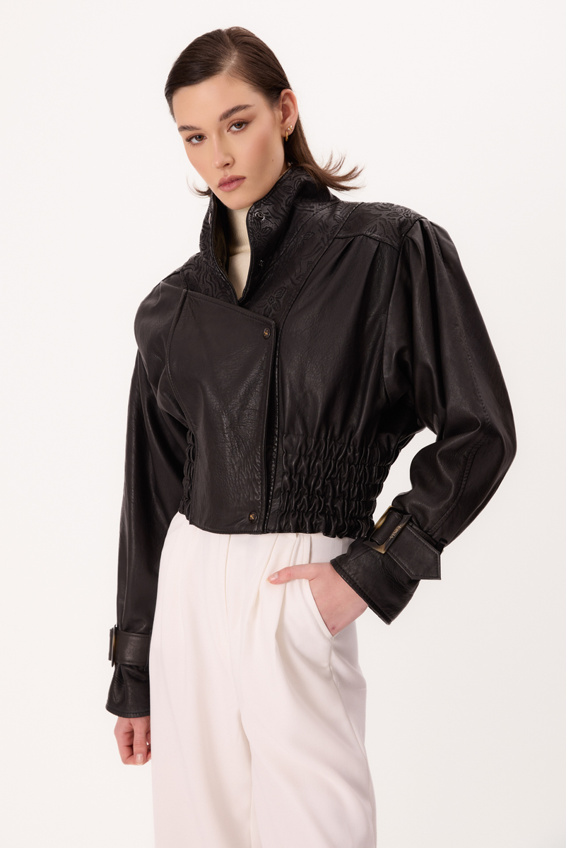 CZARNA SKÓRZANA RAMONESKA Z OZDOBNYMI TŁOCZENIAMI