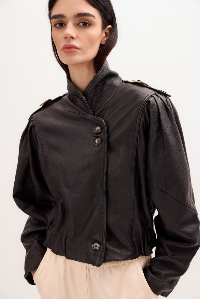 CZARNA KURTKA SKÓRZANA W KROJU BOMBER ZAPINANA NA NAPY