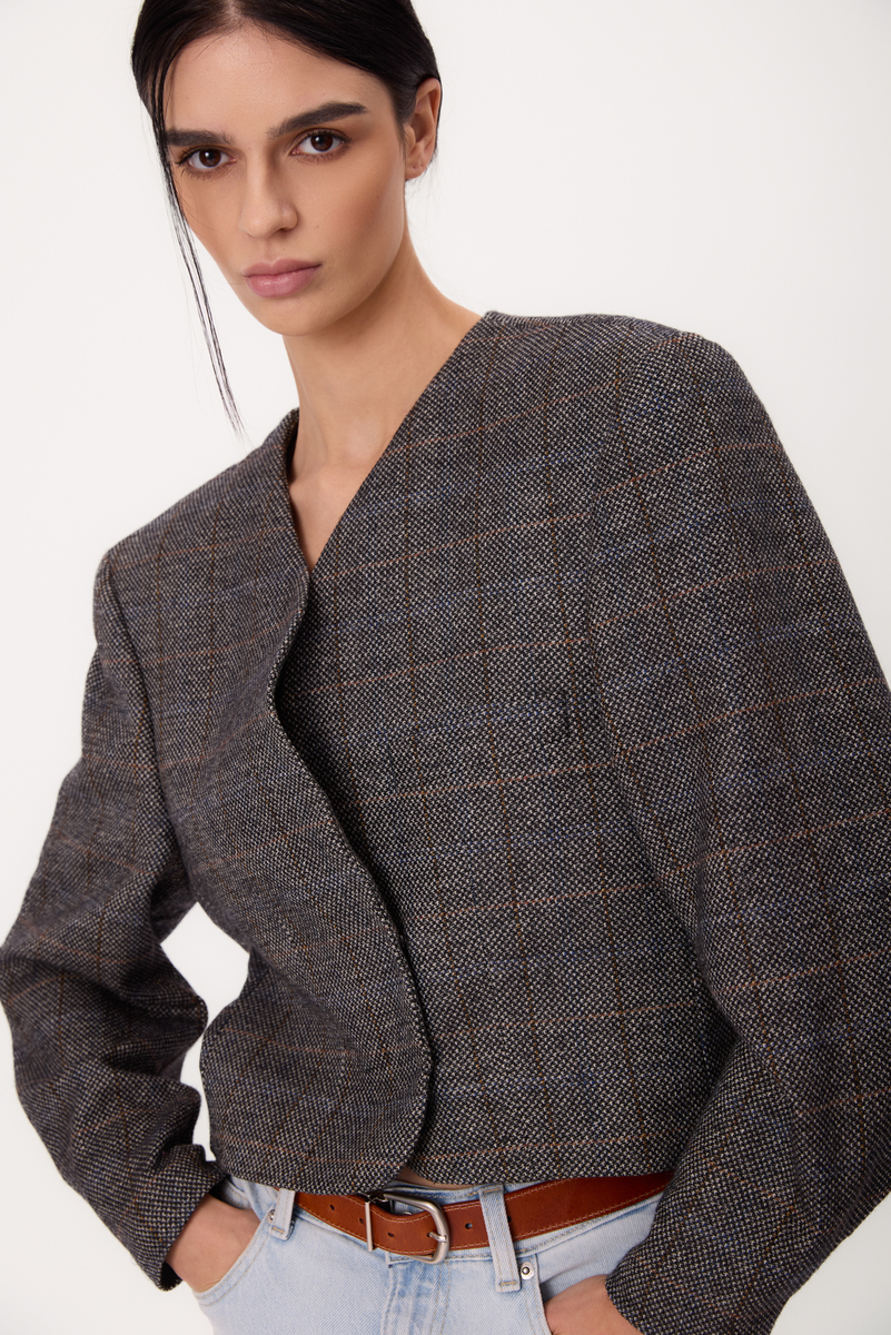 KRÓTKA PROSTA SZARA MARYNARKA PETITE W NIEBIESKĄ KRATĘ MODEL No9