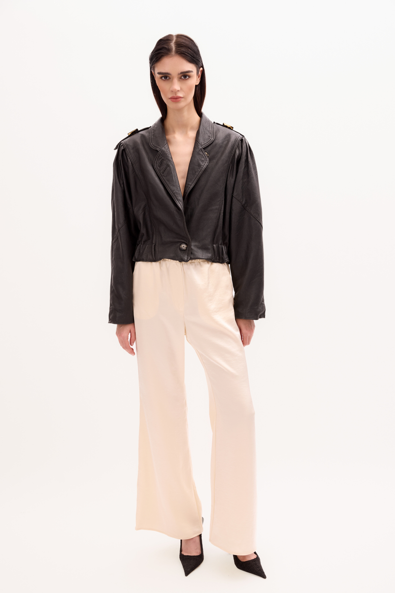 CZARNA KURTKA SKÓRZANA W KROJU BOMBER ZAPINANA NA NAPY