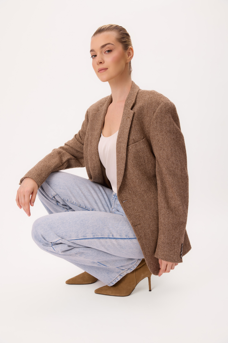 DŁUGA JASNOBRĄZOWA TALIOWANA MARYNARKA W JODEŁKĘ MODEL No4