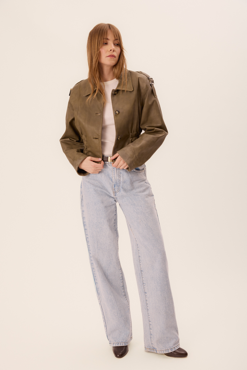 KRÓTKA TALIOWANA SKÓRZANA RAMONESKA W KOLORZE KHAKI