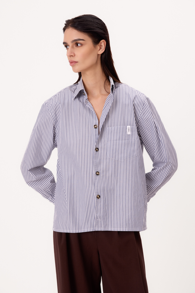NIEBIESKA PETITE KOSZULA OVERSIZE W PASKI Z ODPINANYMI PODUCHAMI