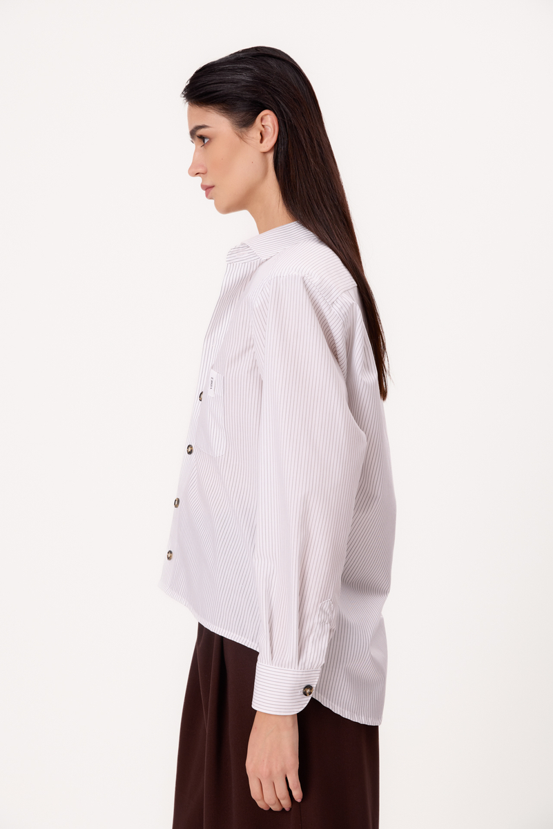 WHITE REGULAR SHIRT WITH A DELICATE STRIP WITH DETACHABLE PADS