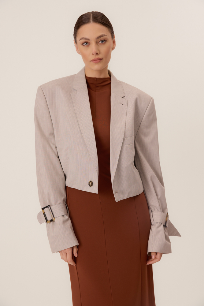 JASNOSZARA TALIOWANA MARYNARKA Z KLAMRAMI MODEL No5 W DELIKATNY PRĄŻEK