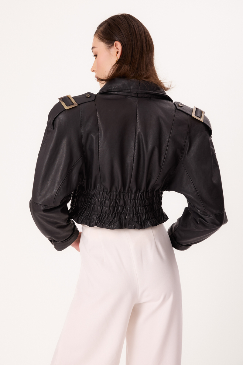 BLACK FITTED SHORT LEATHER JACKET