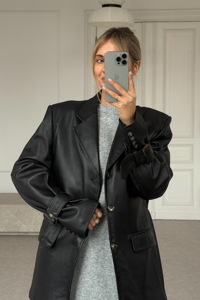 DŁUGA TALIOWANA KURTKA SKÓRZANA Z KLAMRAMI