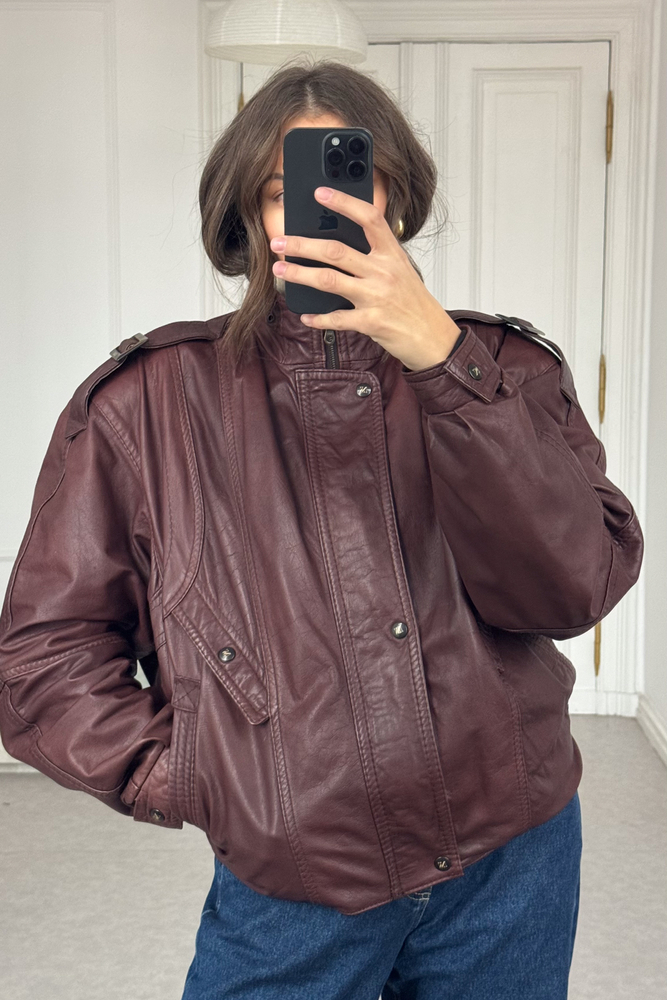 BRĄZOWA KURTKA SKÓRZANA OVERSIZE Z WYSOKIM KOŁNIERZEM