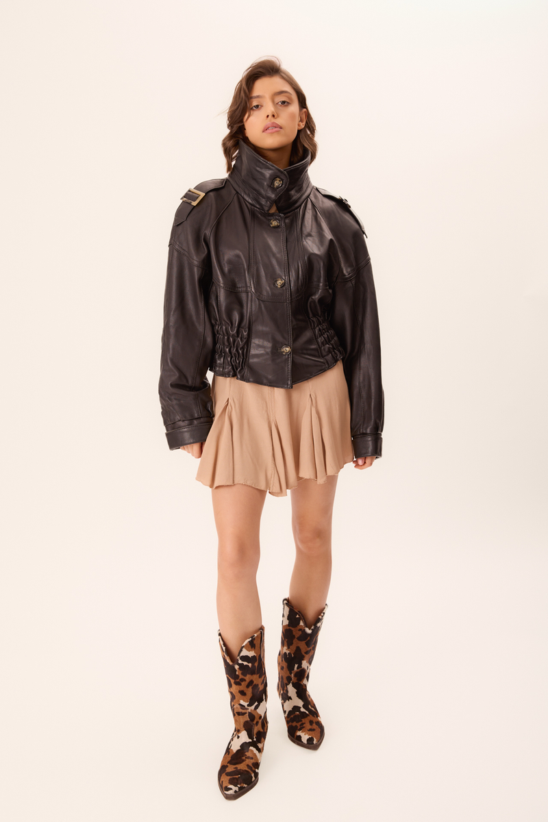 BLACK FITTED LEATHER JACKET WITH EPADS