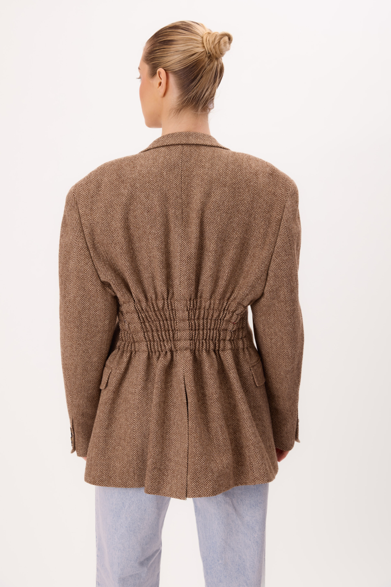 LONG LIGHT BROWN SLIM-TAIL BLAZER WITH A HERRINGBONE PATTERN
