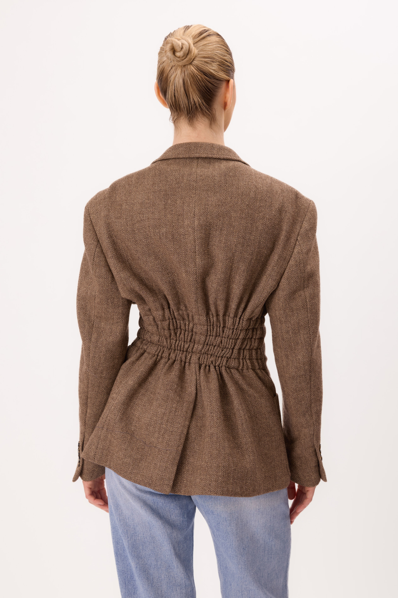 LONG LIGHT BROWN SLIM-TAIL BLAZER WITH A HERRINGBONE PATTERN