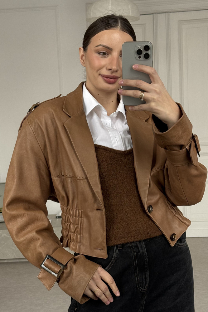 KAMELOWA SKÓRZANA KURTKA Z REGULACJA W TALII I KLAMRAMI NA RĘKAWACH