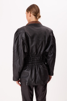 DŁUGA CZARNO-BRĄZOWA TALIOWANA KURTKA SKORZANA Z SZEROKIMI RAMIONAMI