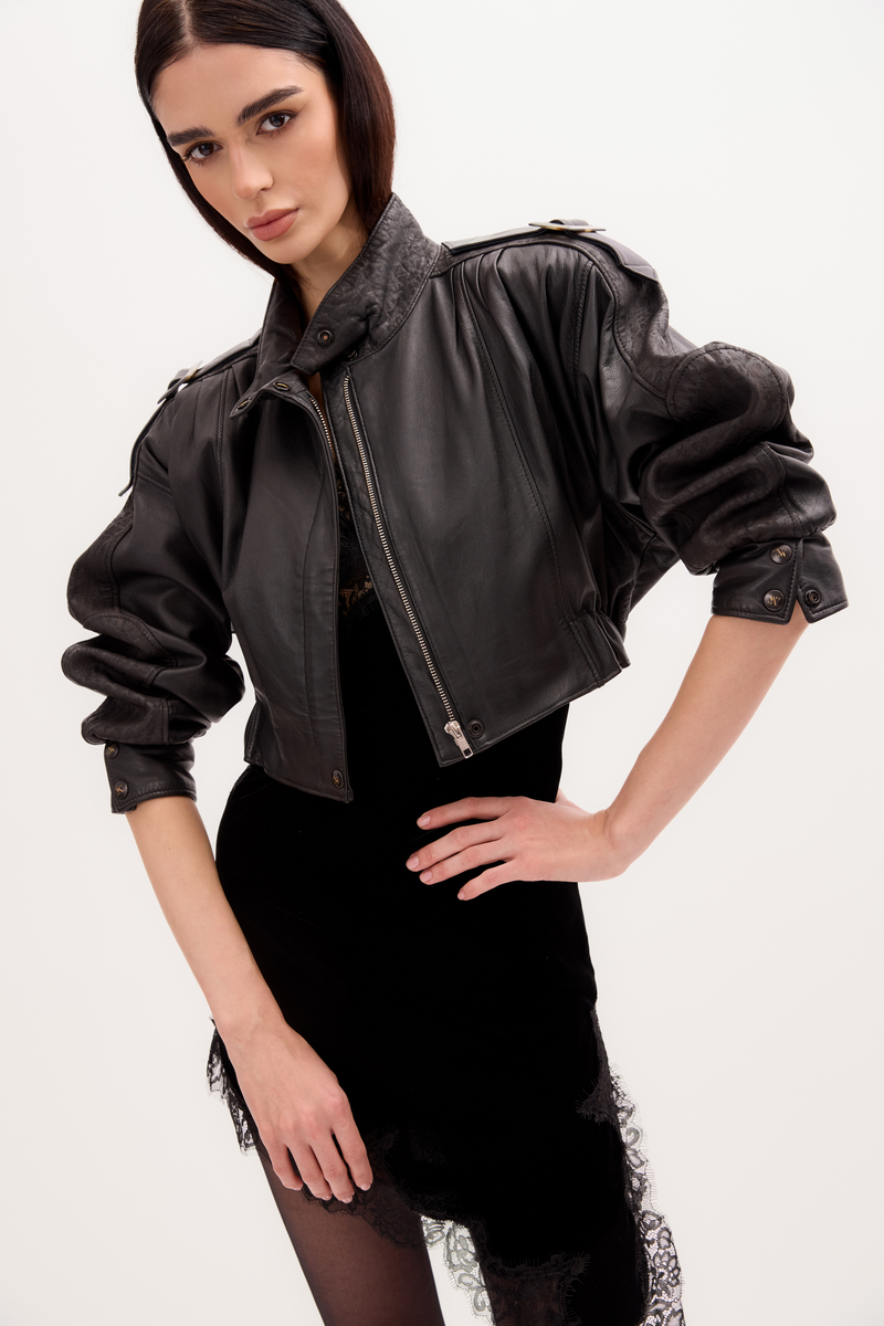 BLACK SHORT LEATHER JACKET WITH A DECORATIVE PATTERN