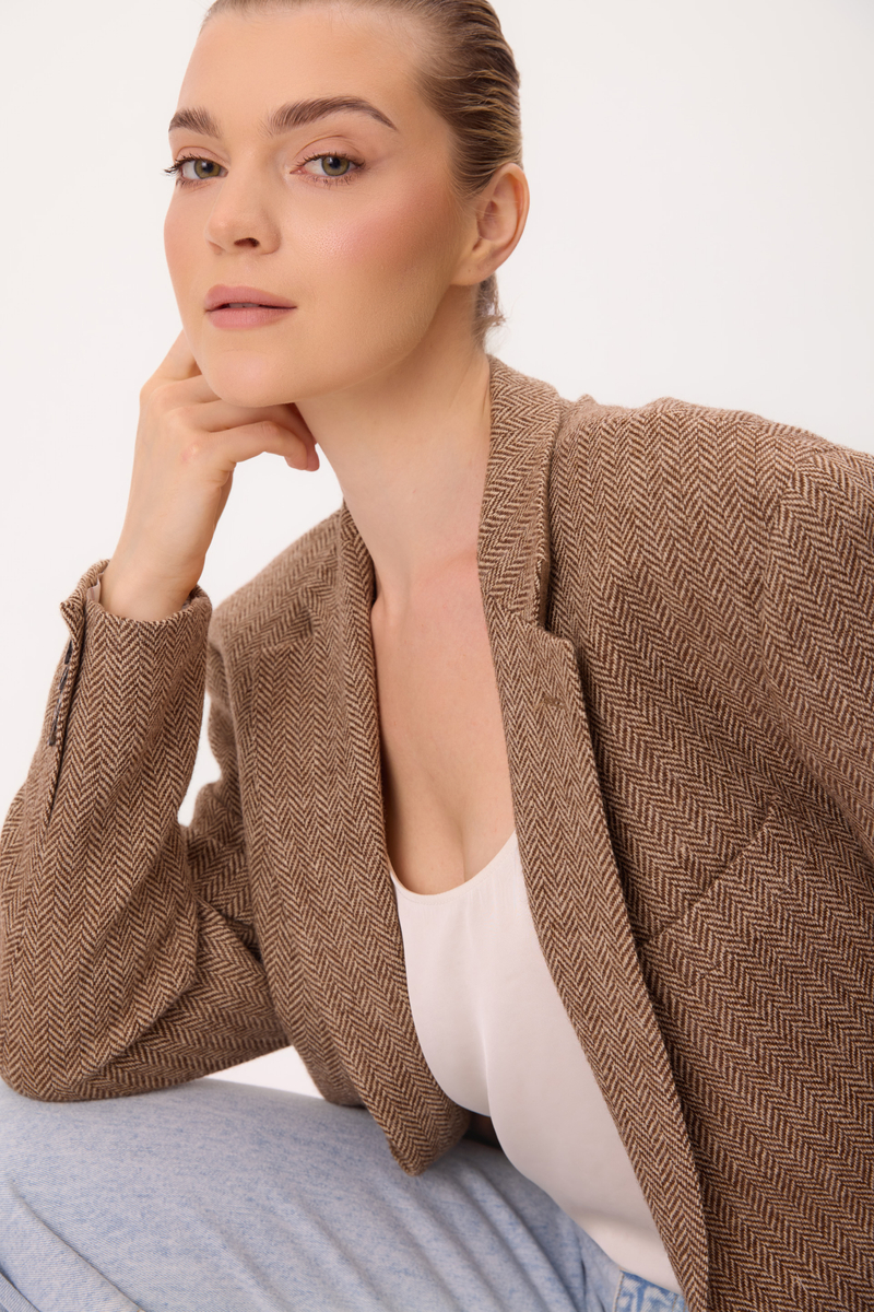 DŁUGA JASNOBRĄZOWA TALIOWANA MARYNARKA W JODEŁKĘ MODEL No4