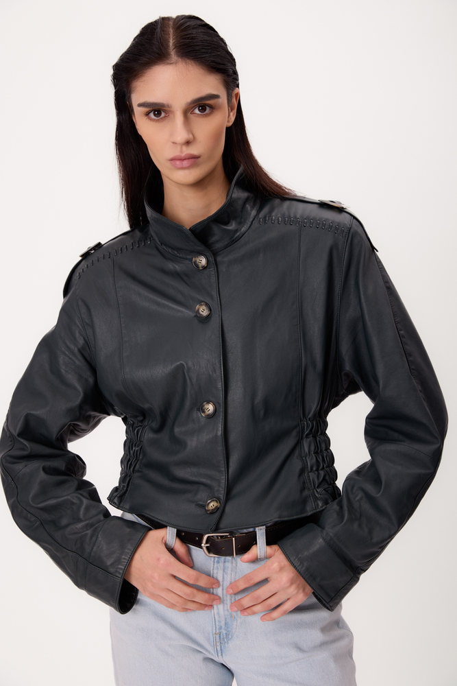 KRÓTKA TALIOWANA KURTKA SKÓRZANA REGULAR Z PAGONAMI W KOLORZE GOŁĘBIM